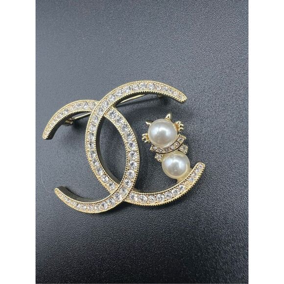 ⚡CLOSET CLEAR-OUT: PRICE DROP⚡Cc brooch pin faux pearl and rhinestones gold tone - Picture 4 of 10
